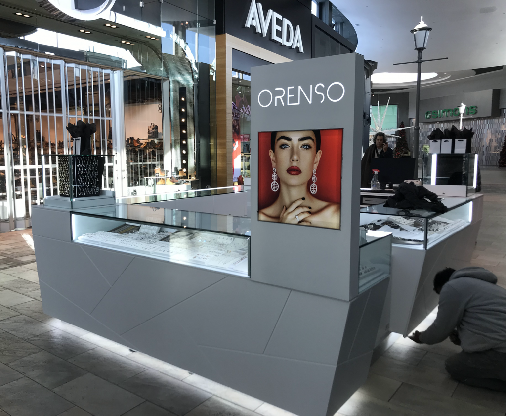 Retail shopping center stand: Melamine, metal and glass